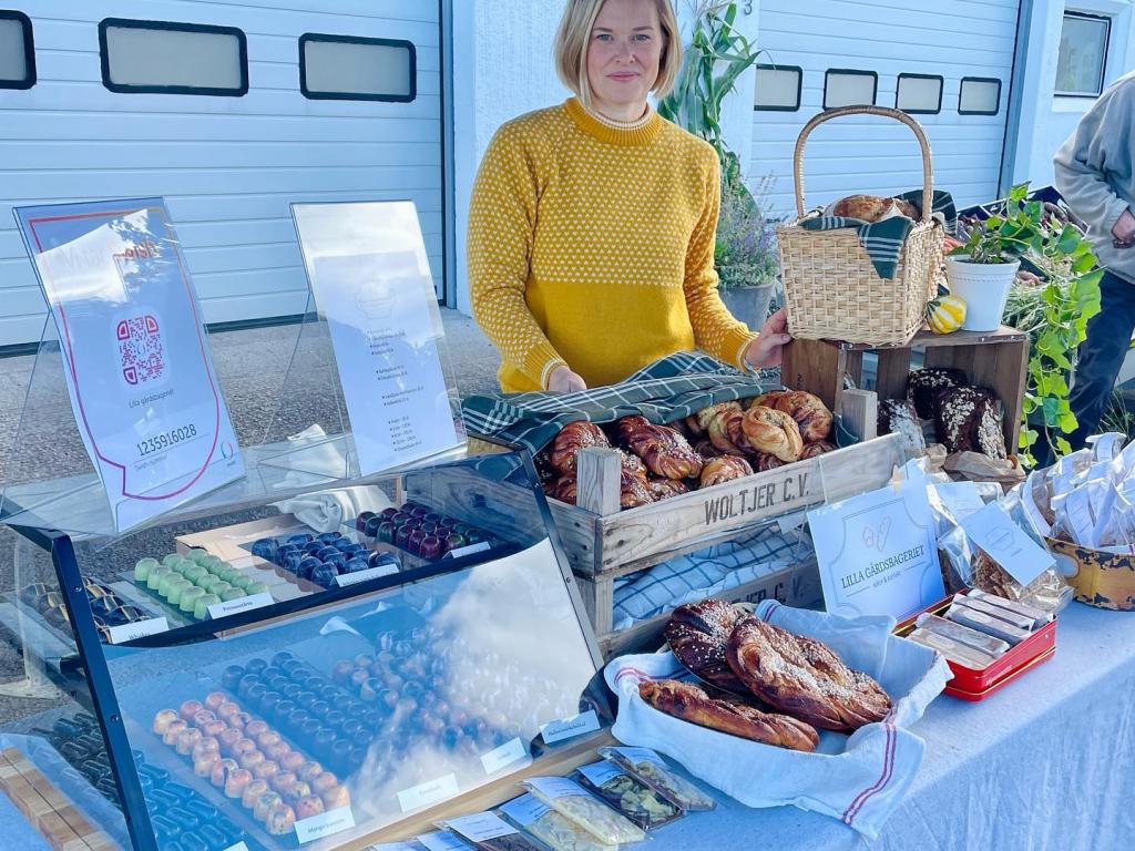 Caroline standing behind a table with bread and chocolates